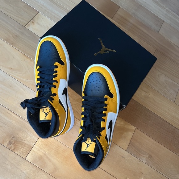 Air Jordan 1 Mid Shoes in TAXI/BLACK Combo 💛🖤 - Picture 5 of 14